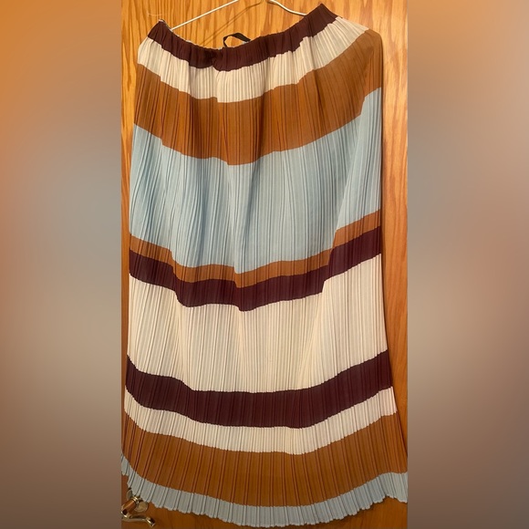 Zara skirt size large good for spring. - Picture 3 of 5